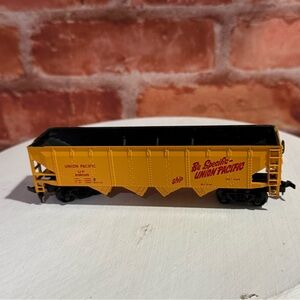Tyco Union Pacific HO Scale Railroad Train Hopper Car Model 518125